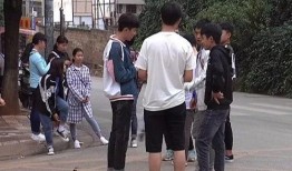 在线吃瓜--今日大赛校园大 体育生栏杆救人操视频吃瓜 155,栏杆旁的惊险一幕，网友热议